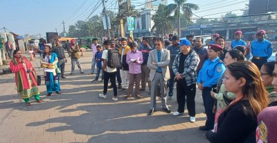 वीरगञ्जको घण्टाघरमा महिला हिंसा विरुद्ध सचेतनामूलक सडक नाटक प्रदर्शन